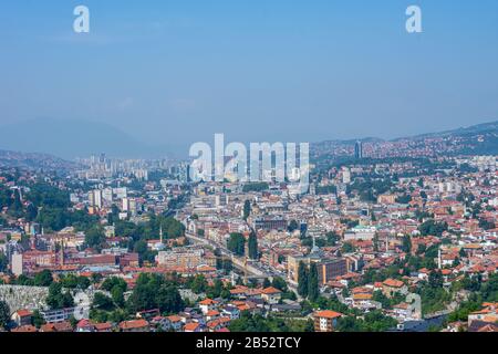 Arial Blick auf die Stadt Sarajevo, die Hauptstadt von Bosnien und Herzegowina Stockfoto