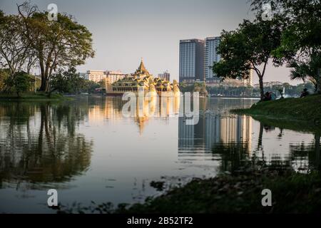 Karaweik Restaurant, Yangon, Myanmar, Asien. Stockfoto