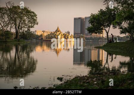 Karaweik Restaurant, Yangon, Myanmar, Asien. Stockfoto