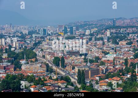 Arial Blick auf die Stadt Sarajevo, die Hauptstadt von Bosnien und Herzegowina Stockfoto