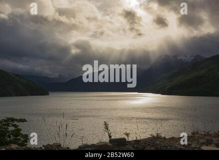 Subeams über den Futauleufquen Lake, Parque Nacional Los Alerces, Patagonien Argentina Stockfoto