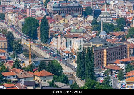 Arial Blick auf die Stadt Sarajevo, die Hauptstadt von Bosnien und Herzegowina Stockfoto