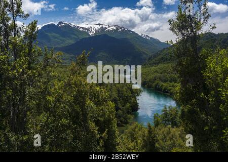 Der Fluss Los Arrayanes schlängelt sich zwischen bewaldeten Hügeln am Fuß der Anden, Parque Nacional los Alerces, Patagonien Argentina Stockfoto