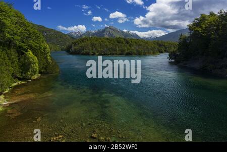 Das smaragdgrüne Wasser des Flusses Arrayanes trifft auf Lago Menendez und bildet eine bewaldete Halbinsel, den Parque Nacional los Alerces, Patagonien Argentina Stockfoto