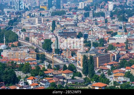 Arial Blick auf die Stadt Sarajevo, die Hauptstadt von Bosnien und Herzegowina Stockfoto