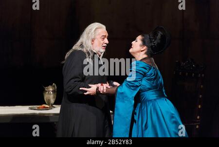 Placido Domingo (Francesco Foscari), Maria Agresta (Lucrezia Contarini) in I DUE FOSCARI von Giuseppe Verdi Dirigent: Antonio Pappano Bühnenbild: Kevin Knight Kostüme: Mattie Ullrich Beleuchtung: Bruno Poet Regisseur: Thaddeus Strassberger Die Royal Opera, Covent Garden, London 14.10.2014 Stockfoto