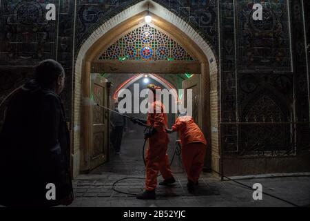 Die Mitarbeiter des iranischen Gesundheitsministeriums, der Provinzfeuerwehr und der städtischen Mitarbeiter desinfizieren öffentliche Stellen, um Coronavirus (COVID19) in der späten Nacht mit Maschinen und mobilen Pumpen im Historischen städtischen Kontext und Gassen der Stadt Shiraz, Provinz Fars, Iran zu verhindern. Schulen, Sport cpmplex, Konzerte und alle gesellschaftlichen Zusammenkünfte wurden im Iran abgesagt. Stockfoto