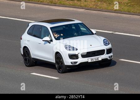 2017 WEISSER Porsche Cayenne S D Platinum Edition mit privatem Nummernschild, personalisiert, geschätzt, datenlos, DVLA-Kennzeichen, Kennzeichen; UK-Fahrzeugverkehr, Straßenverkehr, moderne Fahrzeuge, Salonwagen, Fahrzeugfahren, Straßen und Motoren, Fahren auf der Autobahn M6 Stockfoto