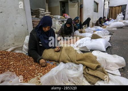 Palästinensische Frauen, die in einer Erdnussfabrik, "Pistachio", arbeiten, werden morgen am 7. März 2020 internationaler Frauentag im Gazastreifen sein. Stockfoto