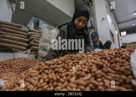 Palästinensische Frauen, die in einer Erdnussfabrik, "Pistachio", arbeiten, werden morgen am 7. März 2020 internationaler Frauentag im Gazastreifen sein. Stockfoto