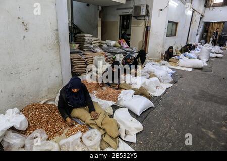 Palästinensische Frauen, die in einer Erdnussfabrik, "Pistachio", arbeiten, werden morgen am 7. März 2020 internationaler Frauentag im Gazastreifen sein. Stockfoto