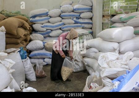 Palästinensische Frauen, die in einer Erdnussfabrik, "Pistachio", arbeiten, werden morgen am 7. März 2020 internationaler Frauentag im Gazastreifen sein. Stockfoto