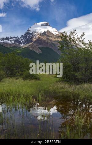 Cerro Solo spiegelt sich auf der Oberfläche eines Bocks auf dem Weg zum Cerro Torre, Parque Nacional Los Glaciares, Patagonia Argentina Stockfoto