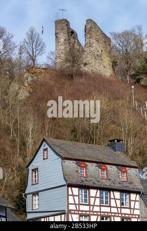 Blick auf die Burgruine Haller und das Fachwerkhaus in Monschau, Deutschland Stockfoto