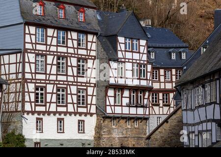 Fachwerkhäuser entlang der rur in Monschau, Eifel Stockfoto