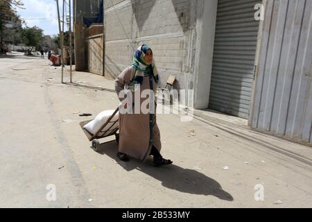 Palästinensische Frauen, die in einer Erdnussfabrik, "Pistachio", arbeiten, werden morgen am 7. März 2020 internationaler Frauentag im Gazastreifen sein. Stockfoto