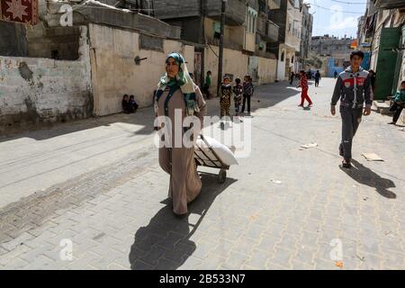 Palästinensische Frauen, die in einer Erdnussfabrik, "Pistachio", arbeiten, werden morgen am 7. März 2020 internationaler Frauentag im Gazastreifen sein. Stockfoto