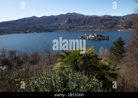 Taly, Piemonte, Lago d'Orta, Blick auf die Insel San Giulio von einem Dsitanz aus Stockfoto