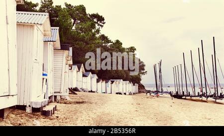 Typische Holzhütten und gestrandete Boote auf Plage des Sableaux in Noirmoutier, Vendee, Frankreich Stockfoto