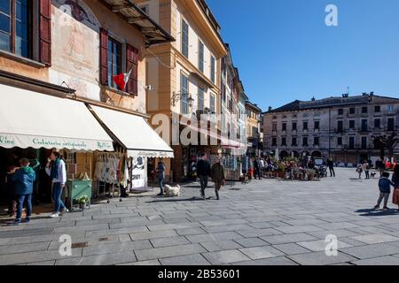 Der schöne, charakteristische Stadtplatz von Orta, Piemont, Italien Stockfoto
