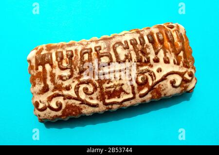 Dubai/VAE - 26. Februar 2020: Berühmtes russisches glasiertes Lebkuchen auf blauem Grund. Honigkuchen. Tula Lebkuchen. Stockfoto