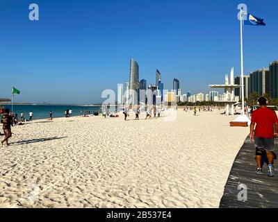 Abu Dhabi/VAE - 6. März 2020: Berühmter öffentlicher Corniche Strand mit vielen Menschen. Städtischer Strand in Abu Dhabi Stockfoto