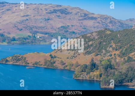 Blick auf den südlichen Teil von Ullswater aus Keldas, einem Hügel oberhalb von Glenridding und Patterdale im Lake District an einem klaren Aprilnachmittag. Stockfoto