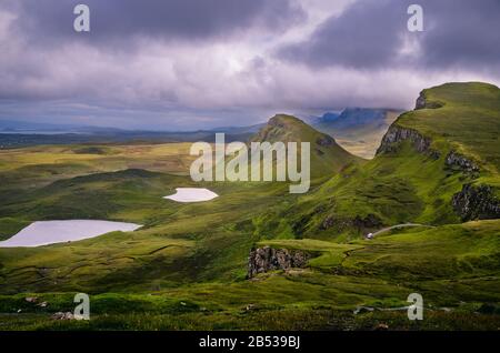 Quiraing Trail und Blick auf Hügel und Klippen, Insel Skye, Schottland, Großbritannien Stockfoto