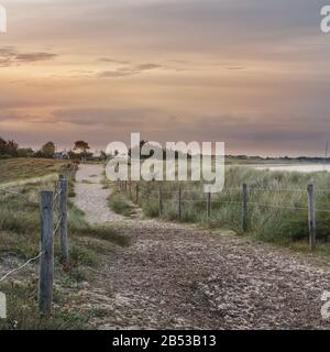 Sonnenuntergang am Strand von Guérinière vom Sandweg mitten in den Dünen Stockfoto