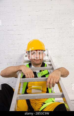 Ein professioneller Maler kompakt und jederzeit einsatzbereit. Er trägt typische Schutzkleidung, die auf der Baustelle verwendet wird. Stockfoto