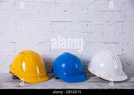 Für jede Arbeit auf der Baustelle sind drei Schutzhelme erforderlich. Sicherheit und Vorsicht beim Schutz von Gesundheit und Leben können nie reichen. Stockfoto