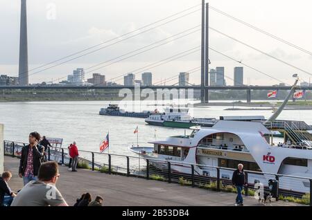 Düsseldorf Altstadt, Nrw, Deutschland - 21. September 2014: Rheinuferpromenade in Düsseldorf-Atlstadt.die Uferpromenade in der Düsseldorfer Altstadt Stockfoto