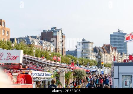 Düsseldorf Altstadt, Nrw, Deutschland - 21. September 2014: Rheinuferpromenade in Düsseldorf-Atlstadt.die Uferpromenade in der Düsseldorfer Altstadt Stockfoto