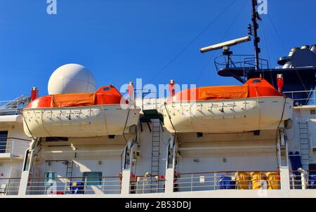 Orange Rettungsboote auf dem Deck der Fähre. Stockfoto