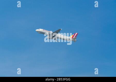 Düsseldorf, Nrw, Deutschland - 18. März 2015: Deutsche Wings Airbus A319 während des Bootvorgangs am Flughafen Düsseldorf. Stockfoto