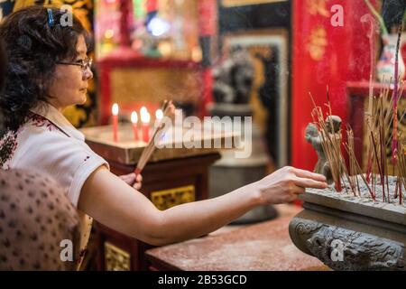 Pilger im Kheng Hock Keong Tempel, Yangon, Myanmar, Asien Stockfoto