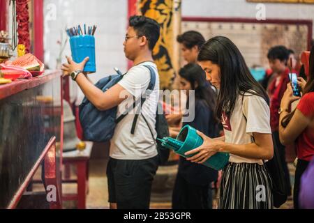 Pilger im Kheng Hock Keong Tempel, Yangon, Myanmar, Asien Stockfoto