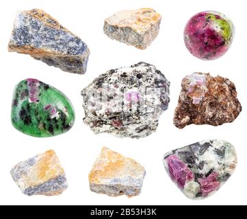 Set aus verschiedenen Korundgestein- und Rubinkristallen, die auf weißem Hintergrund isoliert sind Stockfoto