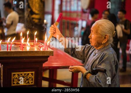 Pilger im Kheng Hock Keong Tempel, Yangon, Myanmar, Asien Stockfoto