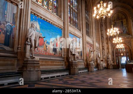 St. Stephen's Hall mit Statue von John Selden im Vordergrund, Palace of Westminster, London, Großbritannien Stockfoto