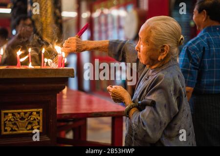 Pilger im Kheng Hock Keong Tempel, Yangon, Myanmar, Asien Stockfoto