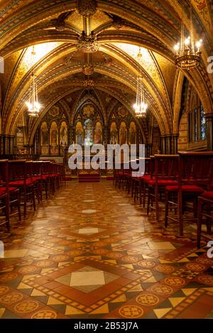 Die Chapel of St Mary Undercroft mit ihrer hoch dekorierten Gewölbedecke im Palace of Westminster, London, England Stockfoto