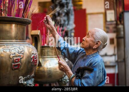 Pilger im Kheng Hock Keong Tempel, Yangon, Myanmar, Asien Stockfoto