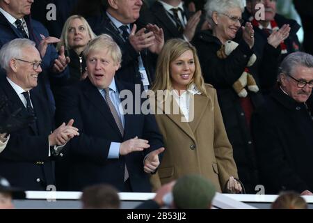 London, Großbritannien. März 2020. Der britische Premierminister Boris Johnson und seine Freundin Carrie Symonds blicken am Ende des Spiels vom Stand auf. England / Wales, Guinness Six Nations 2020 Championship Rugby im Twickenham Stadium in London am Samstag, 7. März 2020. Bitte beachten Sie, dass Bilder nur für redaktionelle Zwecke verwendet werden. Bild von Andrew Orchard/Andrew Orchard Sportfotografie /Alamy Live News Credit: Andrew Orchard Sportfotografie/Alamy Live News Stockfoto