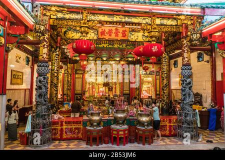 Pilger im Kheng Hock Keong Tempel, Yangon, Myanmar, Asien Stockfoto