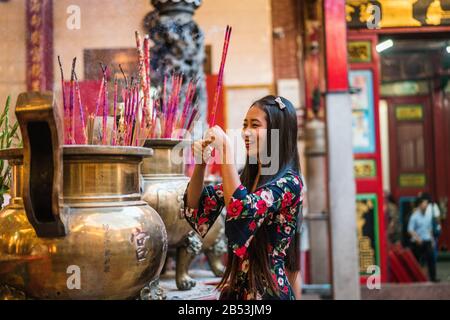 Pilger im Kheng Hock Keong Tempel, Yangon, Myanmar, Asien Stockfoto