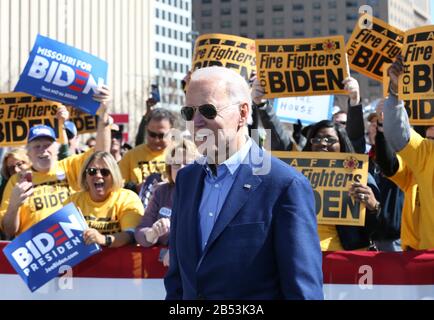 St. Louis, Vereinigte Staaten. März 2020. Der demokratische Präsidentschaftskandidat, der ehemalige Vizepräsident Joe Biden, wartet am Samstag, den 7. März 2020, während eines Wahlkampfstopps in St. Louis auf die Bühne. Foto von Bill Greenblatt/UPI Credit: UPI/Alamy Live News Stockfoto