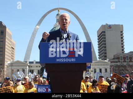 St. Louis, Vereinigte Staaten. März 2020. Der demokratische Präsidentschaftskandidat, der ehemalige Vizepräsident Joe Biden, macht seine Bemerkungen im Schatten des Gateway Arch, während eines Wahlkampfstopps in St. Louis am Samstag, 7. März 2020. Foto von Bill Greenblatt/UPI Credit: UPI/Alamy Live News Stockfoto