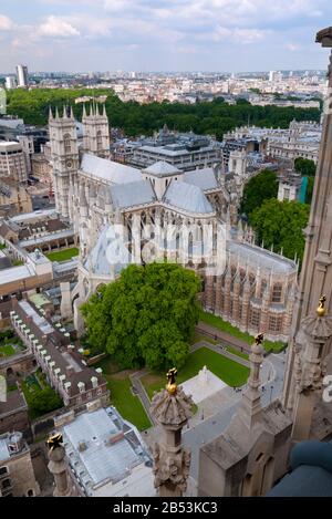 Blick nach Westen über die Westminster Abbey in Richtung St James's Park, London, Großbritannien Stockfoto