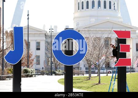 St. Louis, Vereinigte Staaten. März 2020. Ein Arbeiter sichert Briefe an Pole vor einer Kampagne von Joe Biden in der Nähe des Gateway Arch in St. Louis am Samstag, 7. März 2020. Foto von Bill Greenblatt/UPI Credit: UPI/Alamy Live News Stockfoto